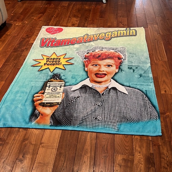 I Love Lucy Vitameatavegamin fleece Throw Blanket - Picture 7 of 7